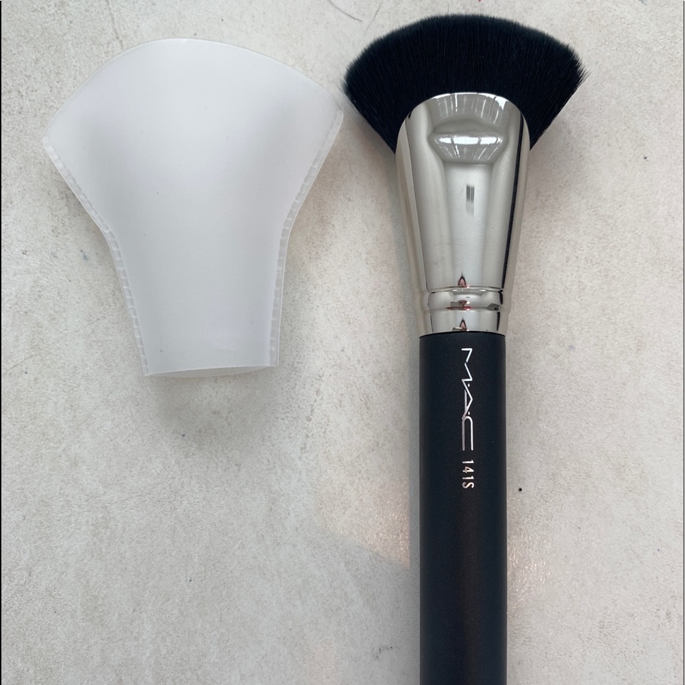 MAC 141 S Synthetic Face Fan Brush (like new)